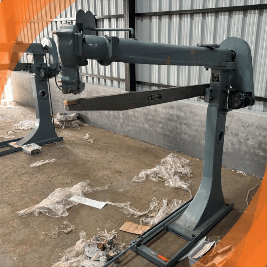 Hydraulic shaftless mill roll stand